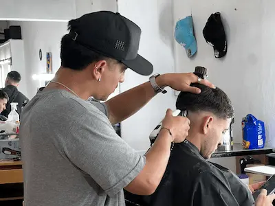 barbero cortando el pelo 5